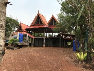 お寺の屋根のような建物