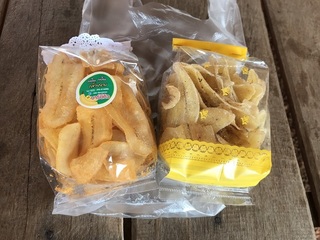 「海苔塩」と「BBQ味」のバナナチップス