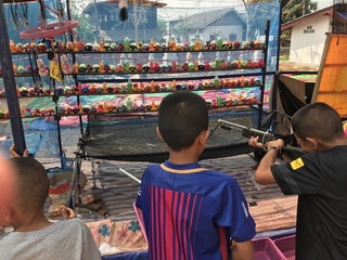 銃でぬいぐるみなどを落とすゲーム